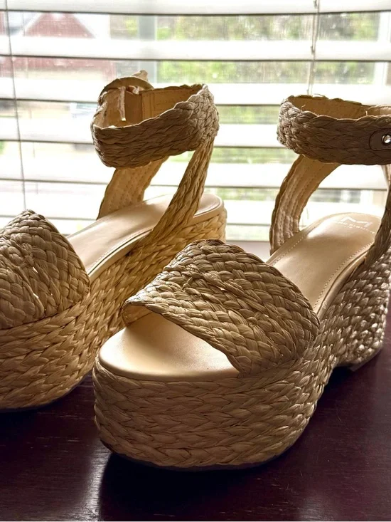 Marc Fisher steel sandal, platform, summer, 7.5M - Picture 2 of 11